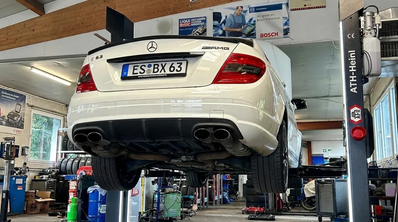 Fahrzeug auf der Zwei-Säulen-Hebebühne in der Werkstatthalle von Fahrzeugservice Block